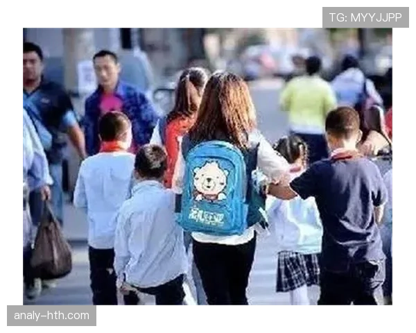 张楠训练完直接去接娃，球拍还没放下就开始辅导作业